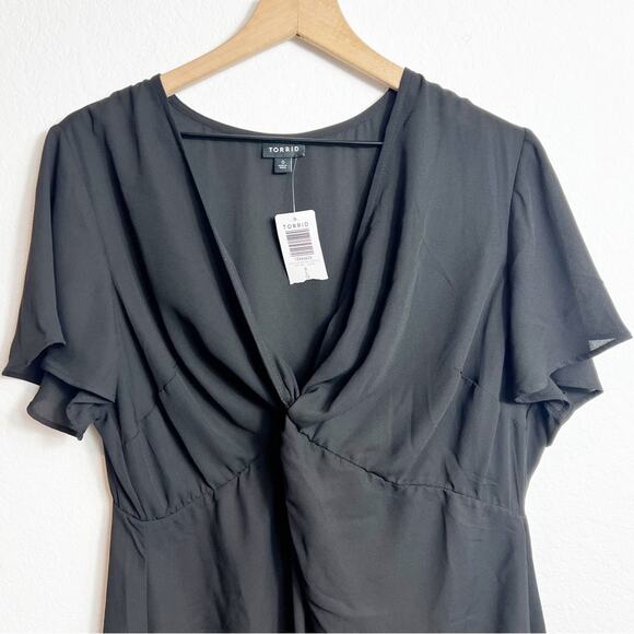 TORRID SHORT SLEEVE BLACK WOMEN PLUS SIZE 0 OR LARGE FRONT KNOT BLOUSE NEW - Picture 2 of 4